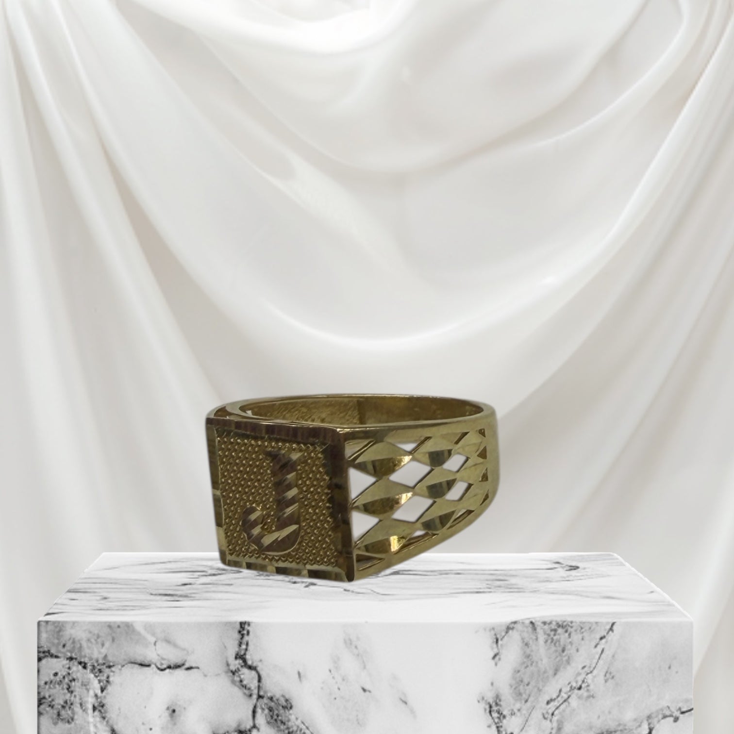 Anillo de nugget con inicial oro 14k