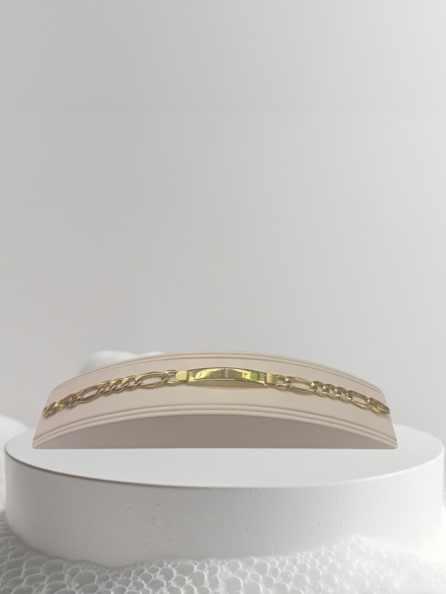 Esclava fígaro semi sólida con placa oro 14k
