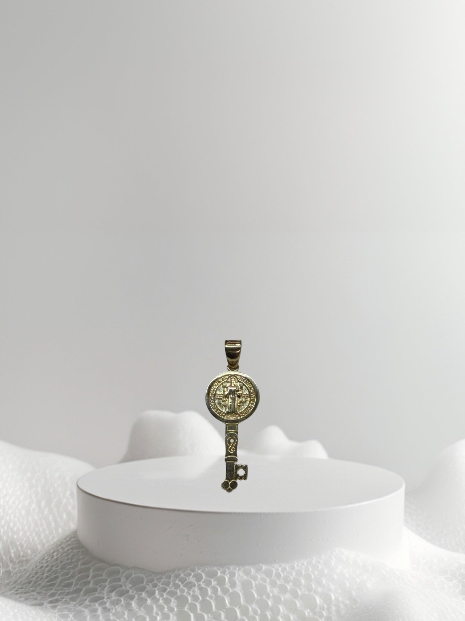 Dije llave de san Benito oro 14k