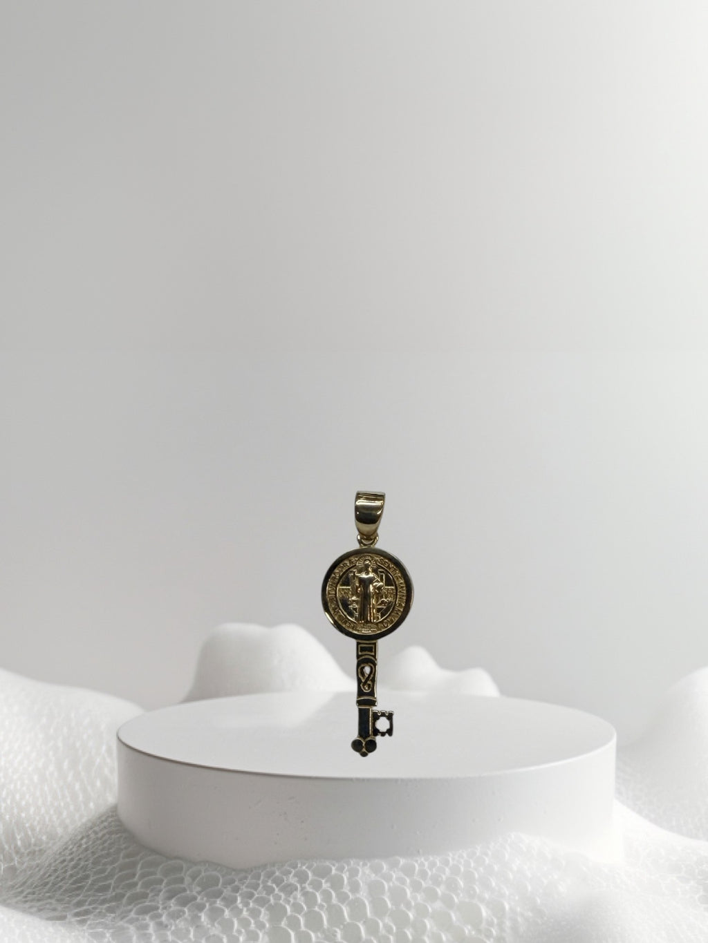 Dije llave de san Benito oro 14k
