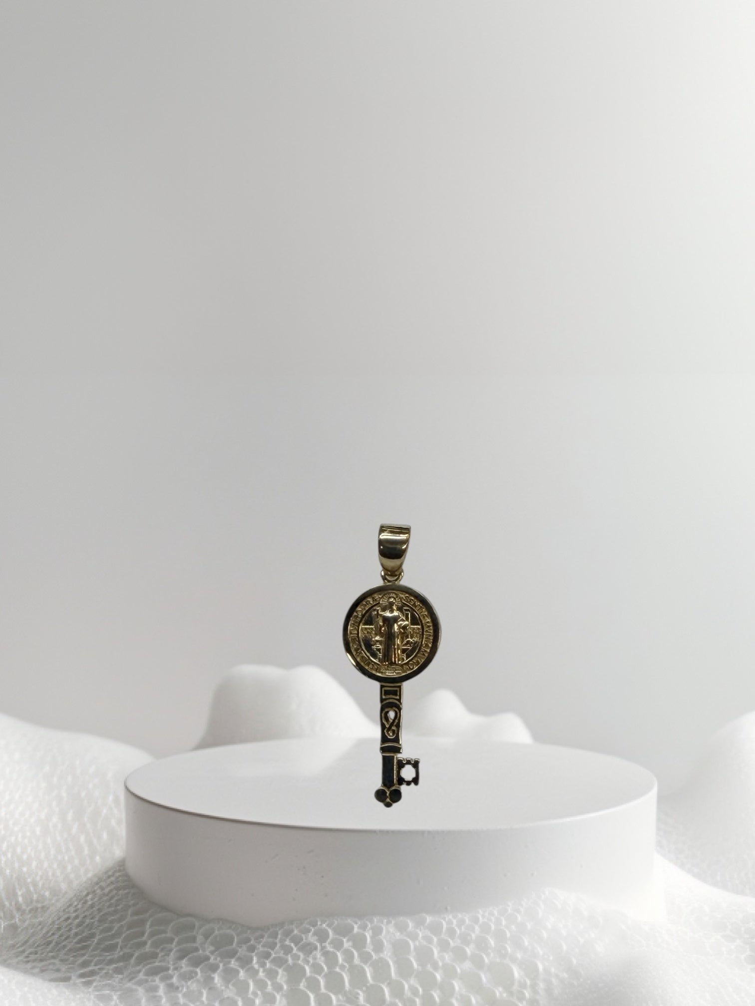 Dije llave de san Benito oro 14k