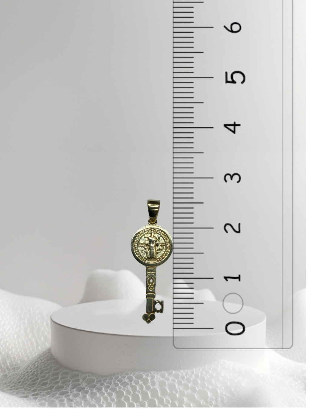 Dije llave de san Benito oro 14k