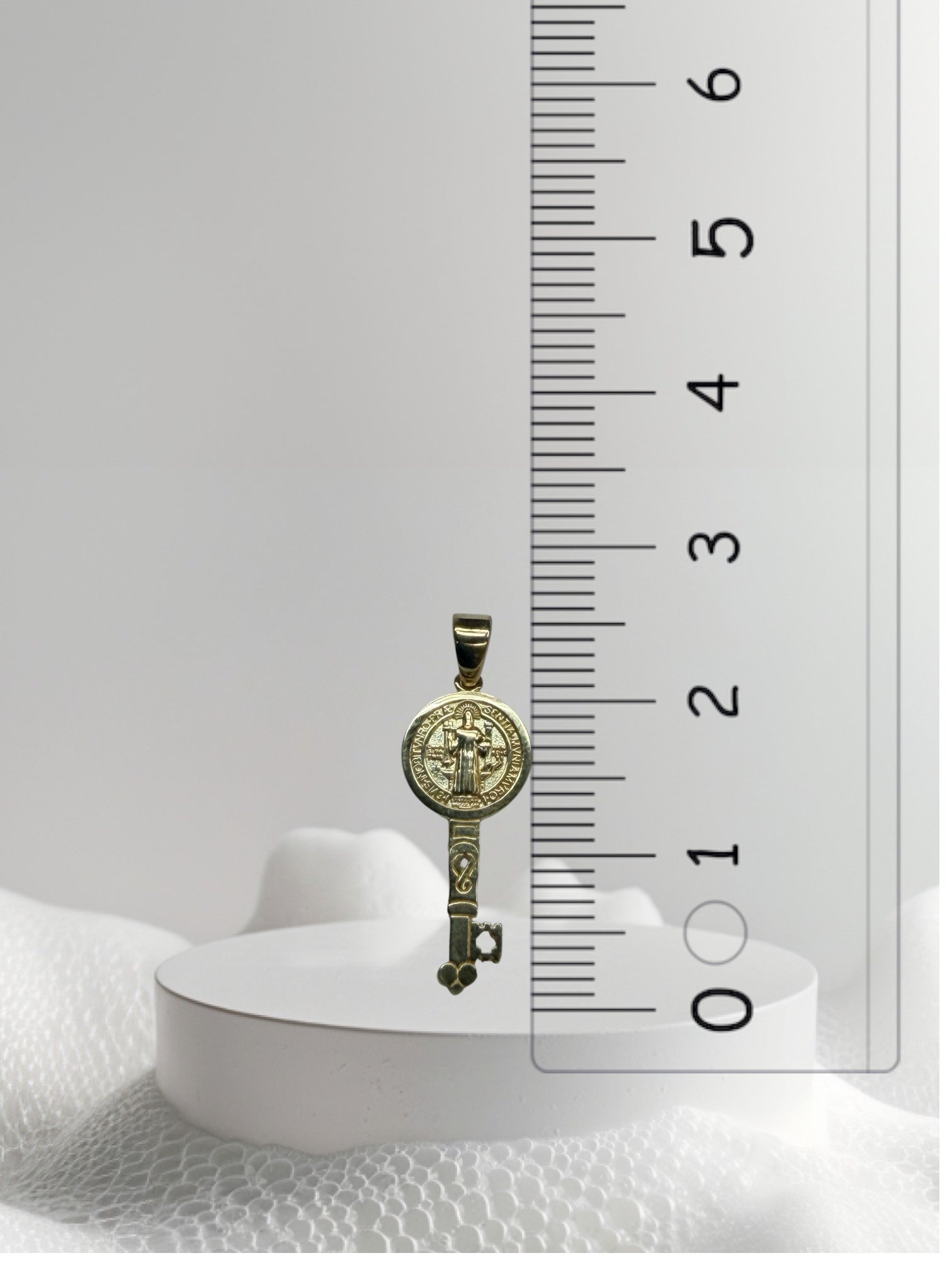 Dije llave de san Benito oro 14k