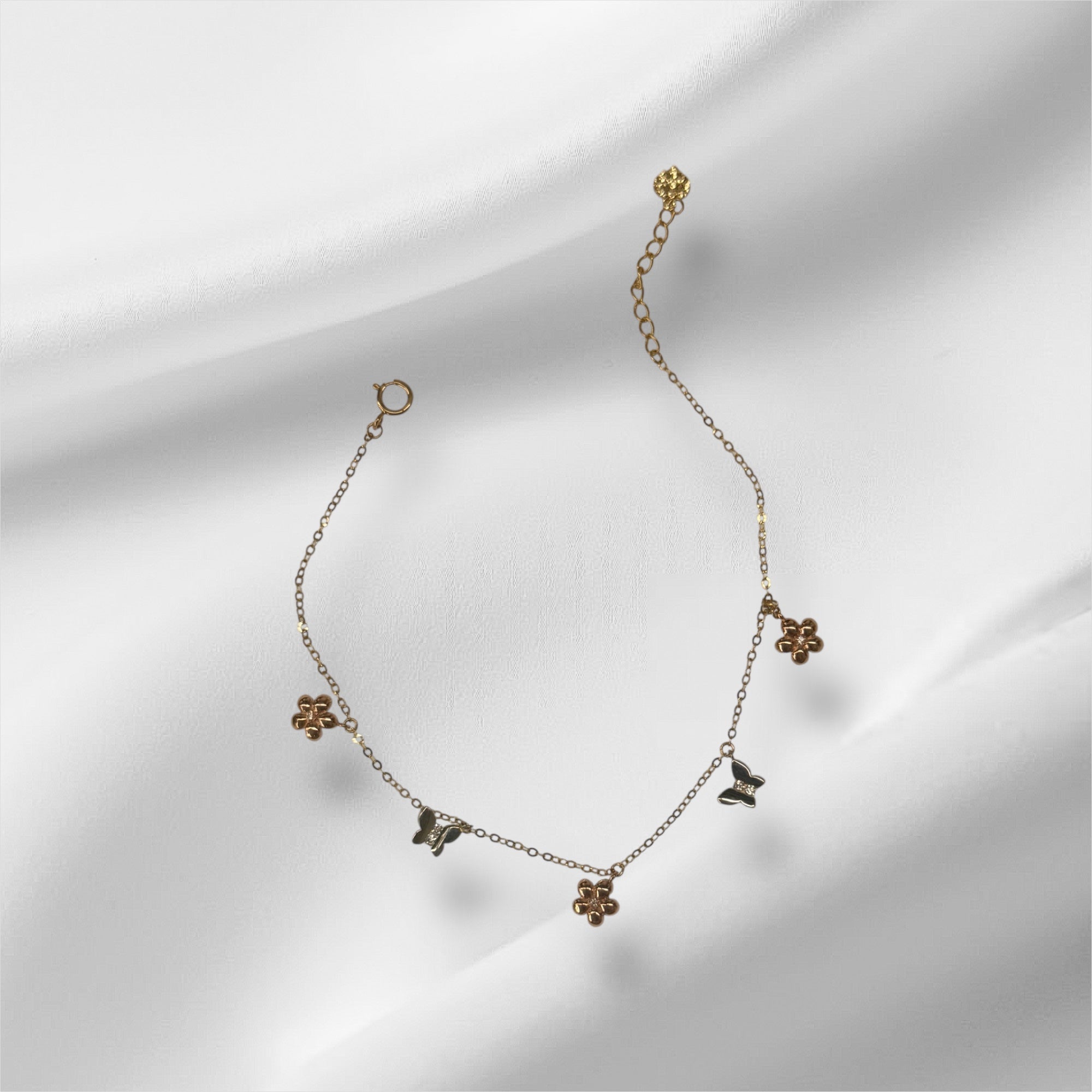 Esclava con mariposas y flores de tres tonos en oro 14k