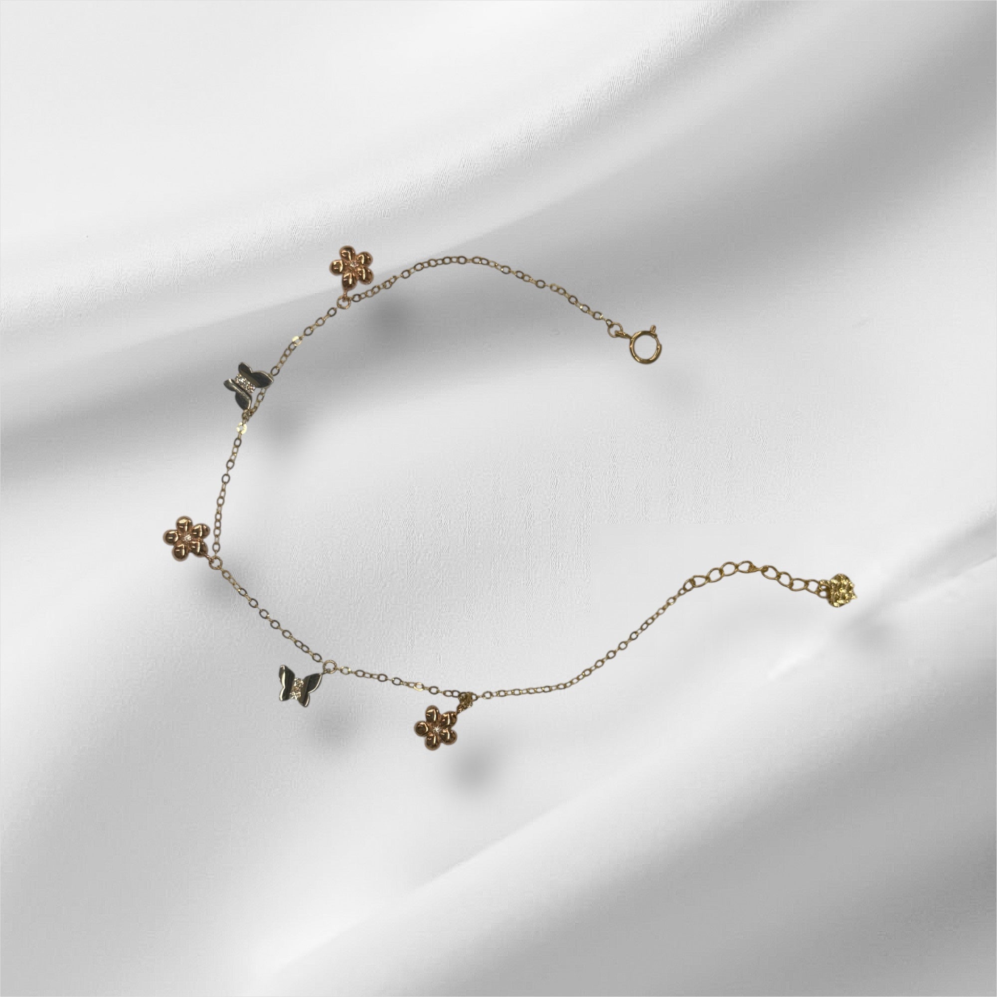 Esclava con mariposas y flores de tres tonos en oro 14k