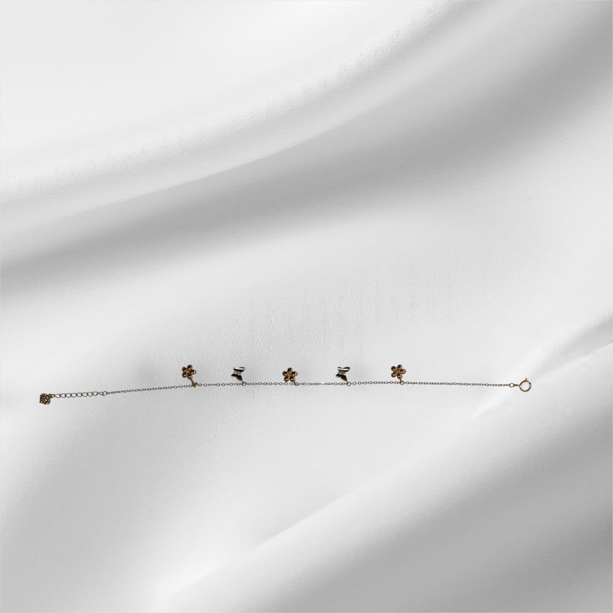 Esclava con mariposas y flores de tres tonos en oro 14k