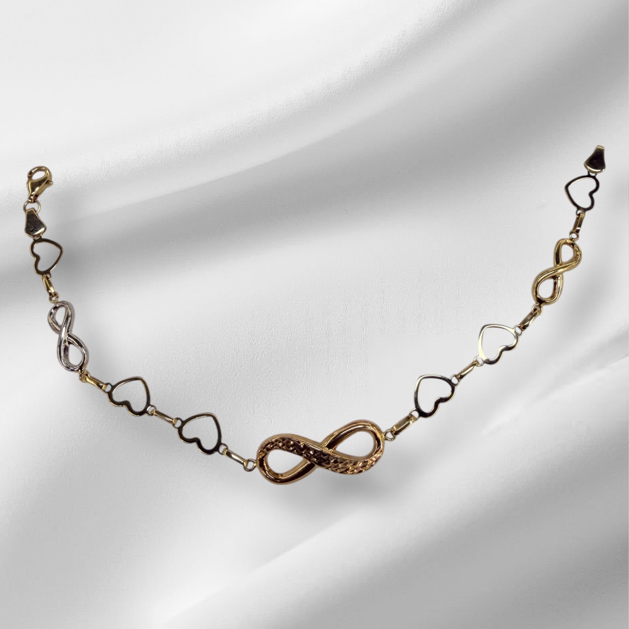 Esclava del infinito con corazones en oro 14k