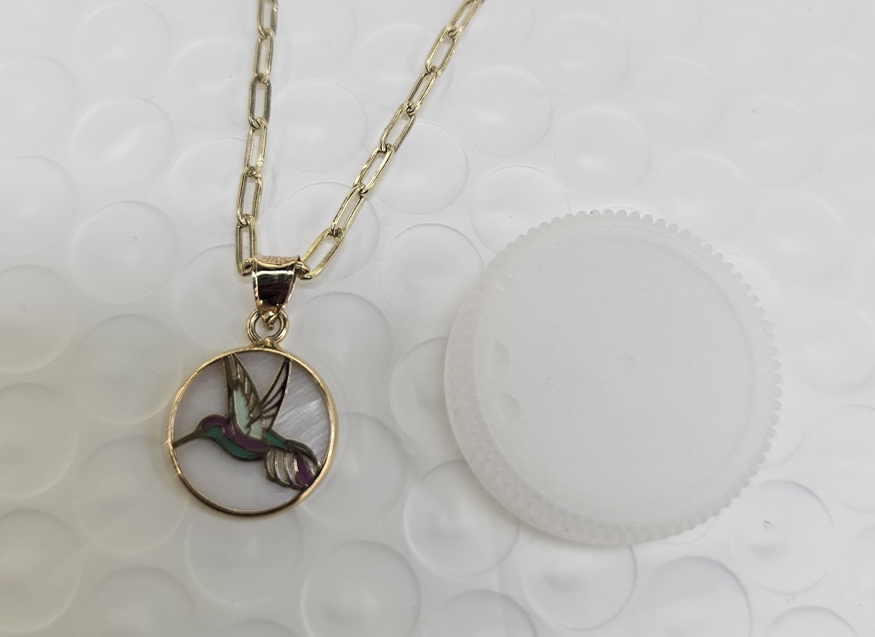 Gargantia size 18 semi solida or 14k con dije de colibrí.