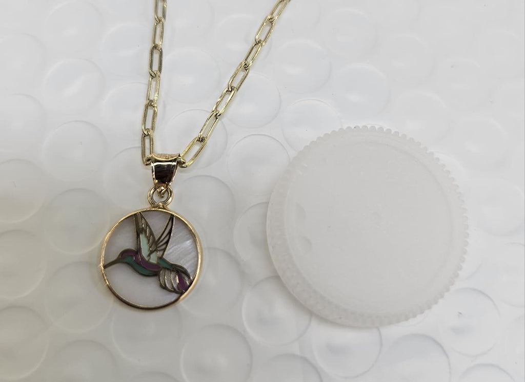 Gargantia size 18 semi solida or 14k con dije de colibrí.