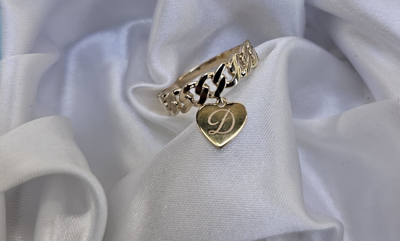 Anillo con corazones colgando en oro 14k