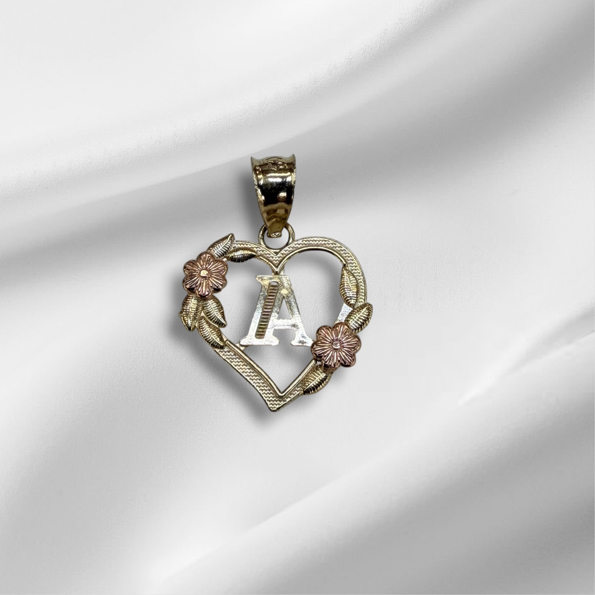 Dije de corazón con inicial oro 14k