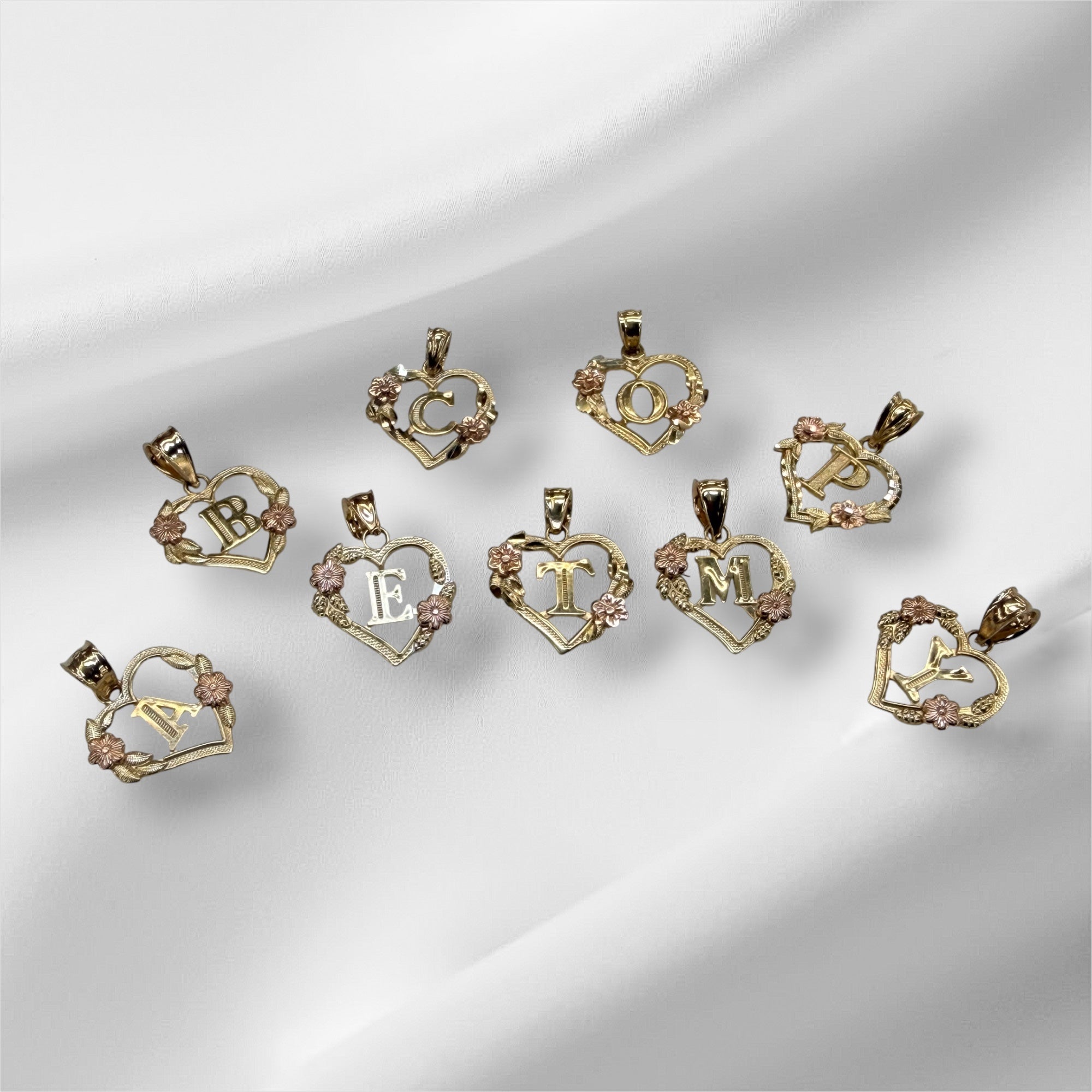 Dije de corazón con inicial oro 14k
