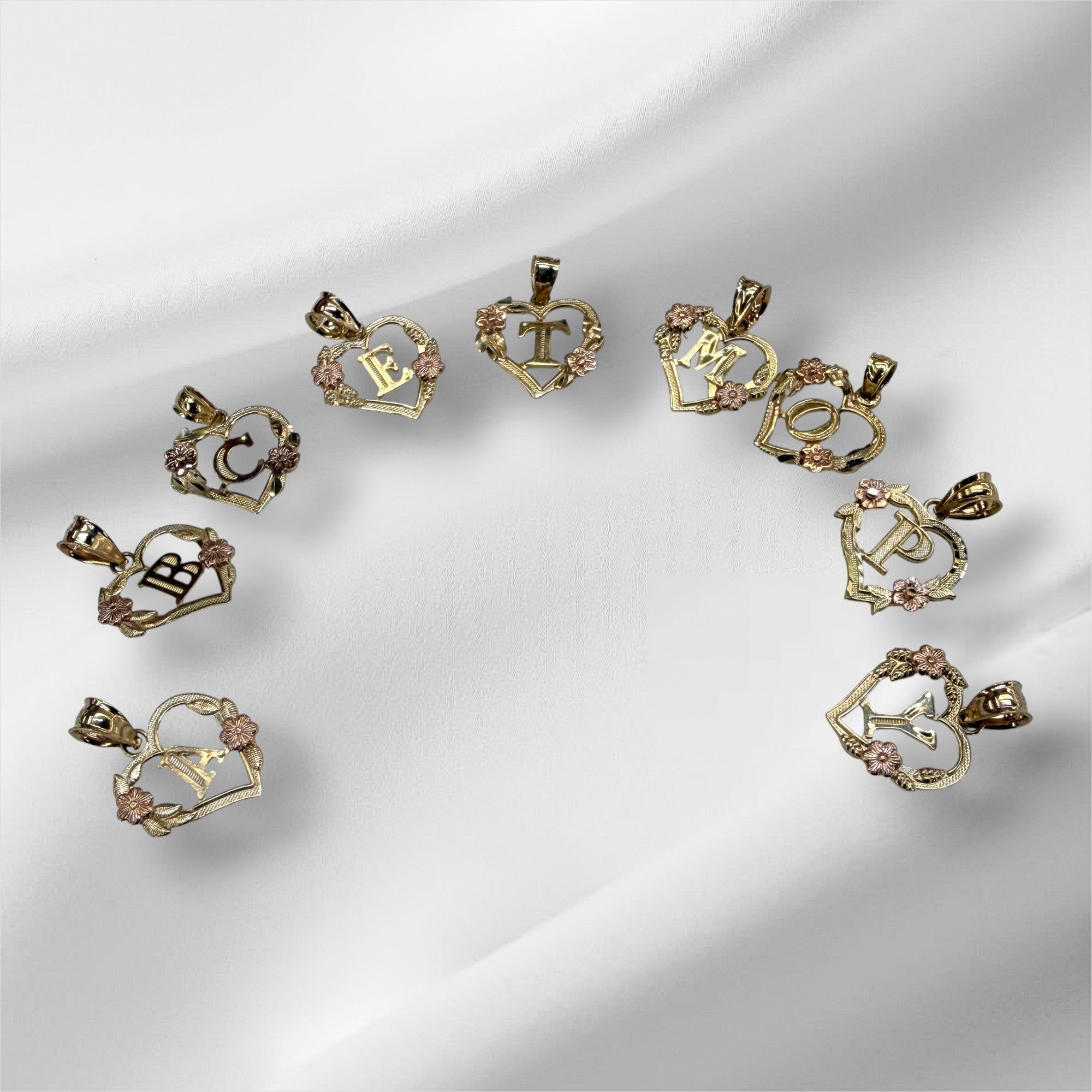 Dije de corazón con inicial oro 14k