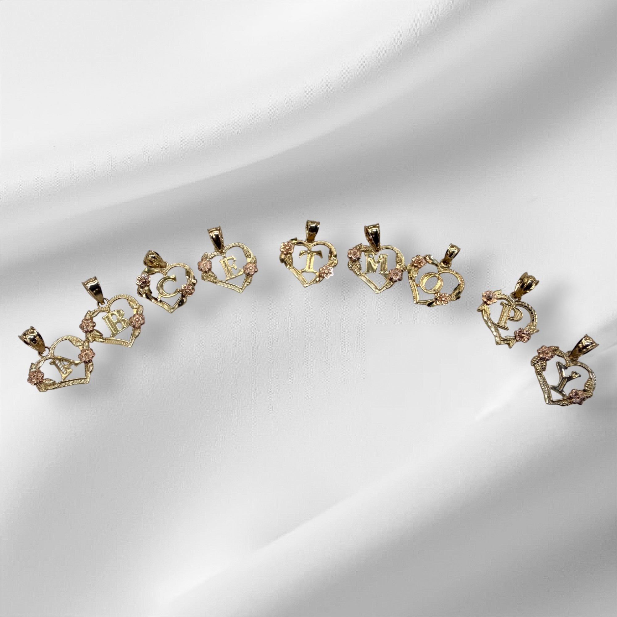 Dije de corazón con inicial oro 14k
